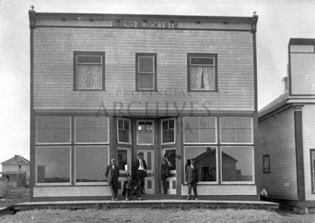 A4659 - View of unidentified people outside the Oberg block in Edmonton, Alberta. - 1912-1913