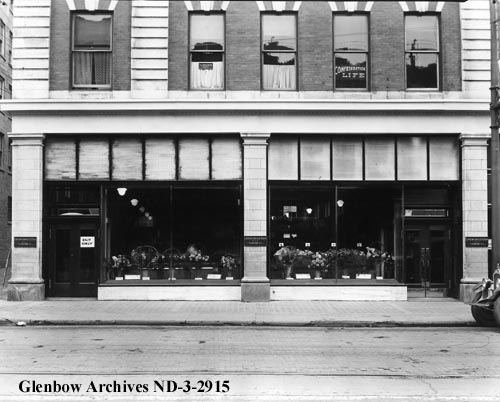 nd-3-2915 - Eaton's store, Edmonton, Alberta. (Moser-Ryder Block 10171 100 Street) - 1925